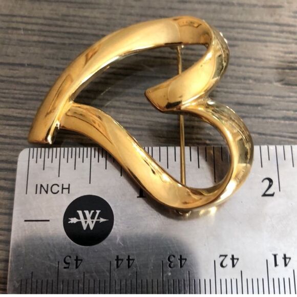 Vintage TRIFARI Goldtone Metal Heart Pin circa 1980s - Picture 4 of 5